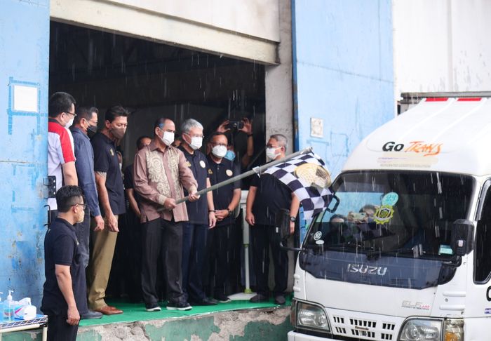 Jajaran management PT Gobel Dharma Nusantara melakukan pengiriman pertama kali untuk aki Cawang