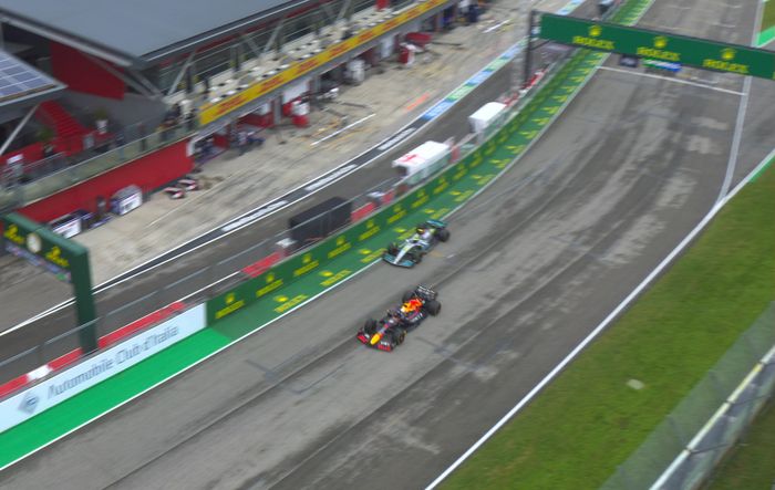 Max Verstappen meng-overlap Lewis Hamilton pada lap 41 balap F1 Emilia Romagna 2022