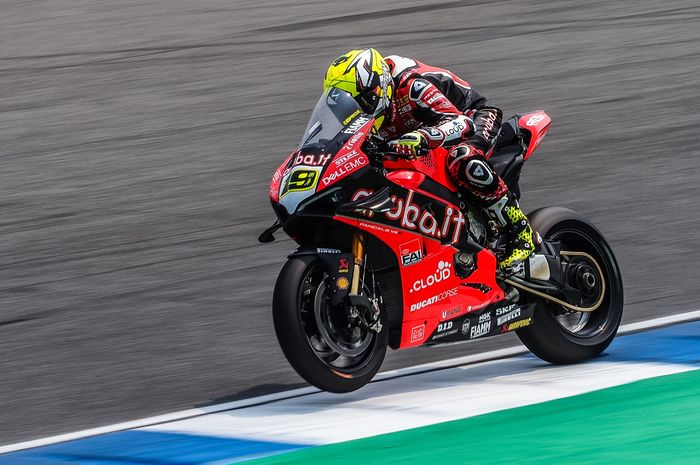 Pembalap Ducati, Alvaro Bautista kembali memenangi duel dengan Jonathan Rea pada Race 1 Superbike Thailand 2019
