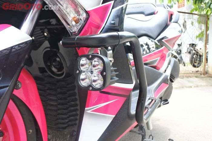 Street Manners: Modifikasi lampu tambahan di crashbar motor touring, aman kah?