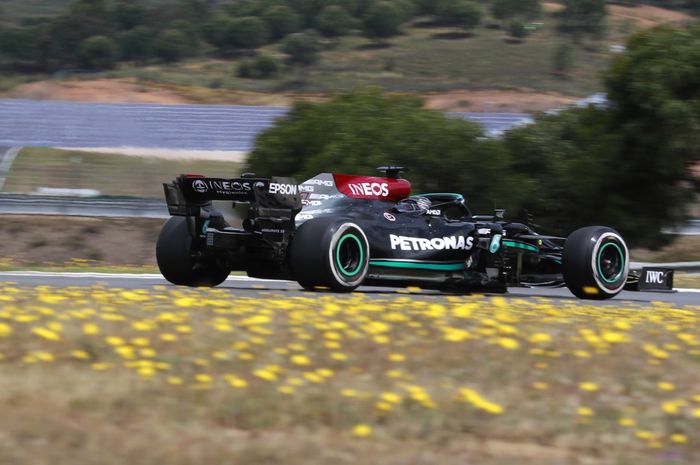 Lewis Hamilton masih kokoh di puncak klasemen sementara F1 2021
