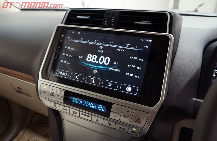 Head Unit Prado kini berukuran 10 inci