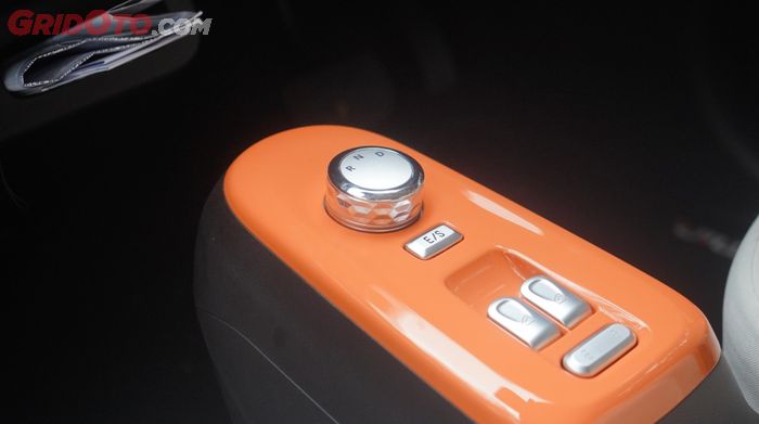 Selektor transmisi dengan kenop putar.