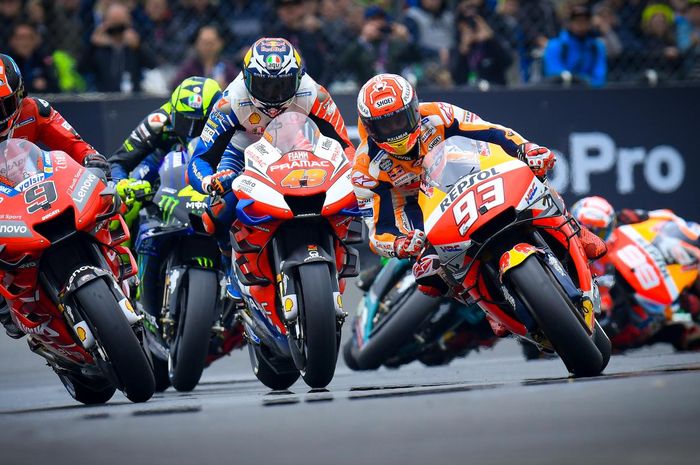 Duel sengit selepas start MotoGP Prancis 2019 di sirkuit Le Mans, (19/5/2019)