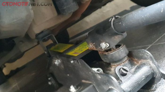 Dongkrak terlebih dulu bagian bawah mesin, agar tak anjlok saat engine mounting dilepas.