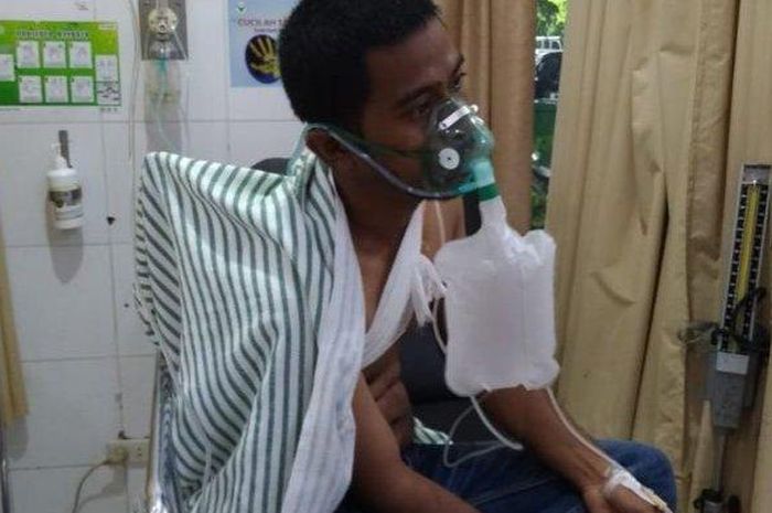 Sunardi pengemudi ojek online saat dirawat di rumah sakit, Jumat (14/12/2018). Sunardi menjadi korban penikaman saat jemput penumpang di 9 ULU. 
