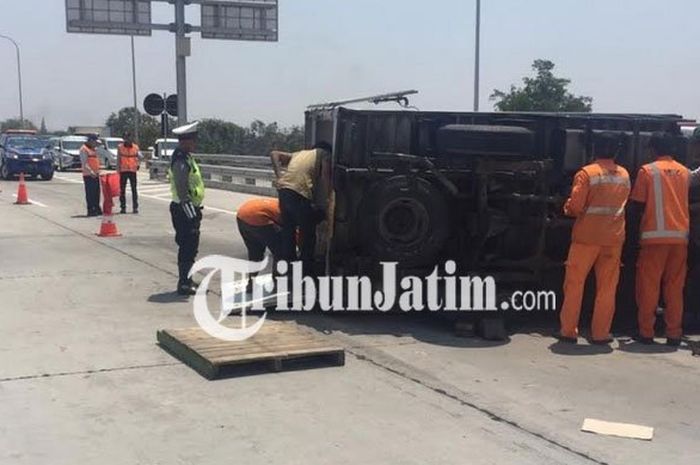 Mobil boks terguling di tol Surabaya-Mojokerto menabrak pembatas jalan