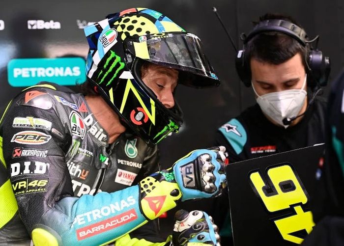 Rossi mengakui bahwa ia memang sering berteriak-teriak di dalam garasi, karena tidak pernah mau melepas penyumbat telinga saat menjalani tes