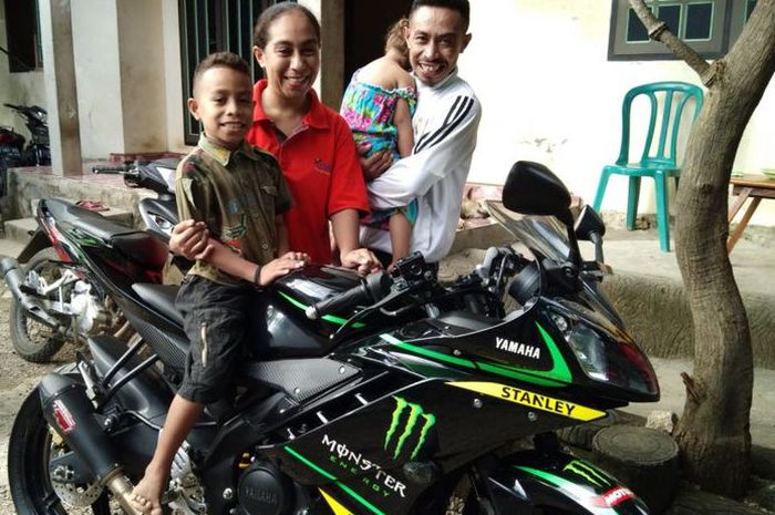 Rivaldy Elvans Krisna Sopbaba sedang berada di motor dan berposes bersama kedua orang tua dan adiknya