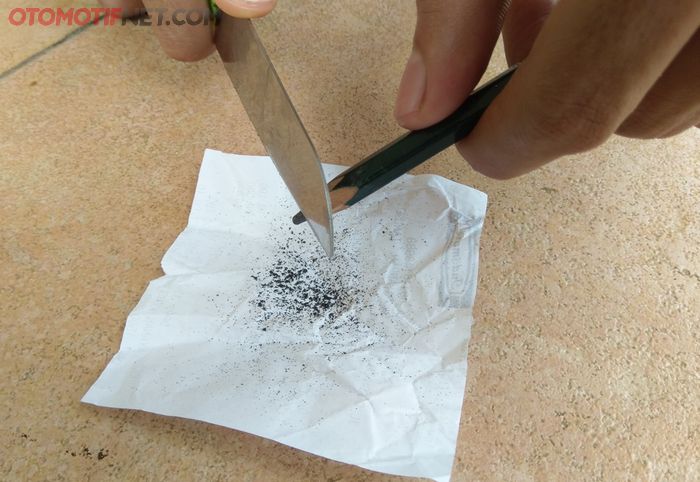 Bahan melumasi kunci kontak seret pakai pensil, dengan menggerus grafit menggunakan pisau