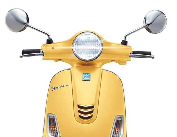 lampu depan Vespa VXL 125 sudah pakai LED.