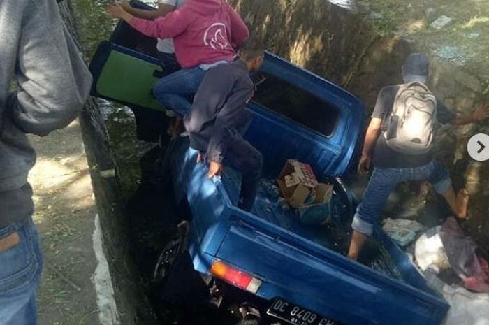 Suzuki Carry terjun ke dalam selokan diduga pengemudi terkena serangan jantung di Makassar, Sulawesi Selatan