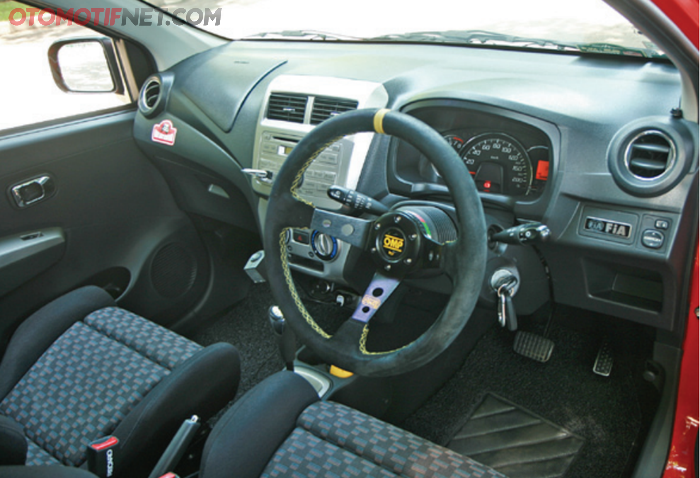 Tampilan sporti dan nyaman interior Toyota Agya bergaya rally look