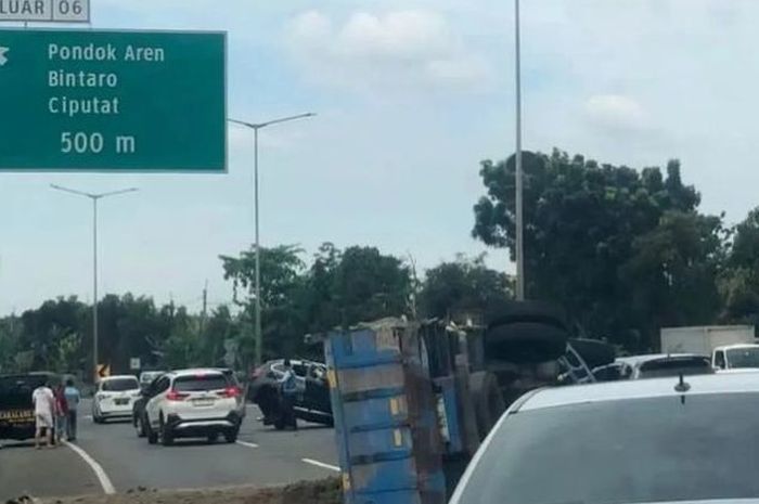 Kecelakaan BMW X1 dan truk di Tol BSD, Tangerang Selatan