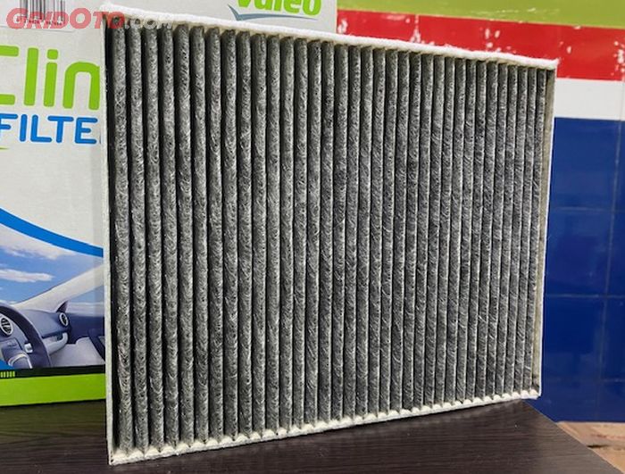 Ilustrasi. Ganti filter kabin juga bisa mengurangi bau tidak sedap di kabin mobil.