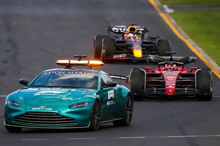Safety car Aston Martin Vantage saat bertugas di balap F1 Australia 2022