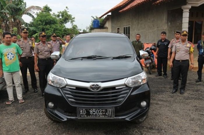 Mobil Toyota Avanza yang dibawa kabur pelaku 