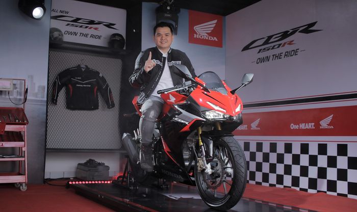 Lerri Gunawan, General Manager Motorcycle Sales, Marketing and Logistic DAM bersama All New Honda CBR150R