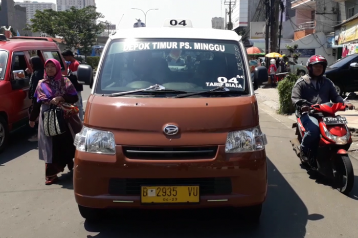 Angkot Miniarta M04 ber-AC trayek Depok Timur-Pasar Minggu.