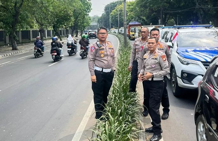Pengaturan lalu lintas oleh anggota kepolisian dihadiri Wadirlantas Polda Metro Jaya