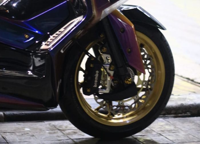 Yamaha XMAX pasang kaliper rem Brembo M4