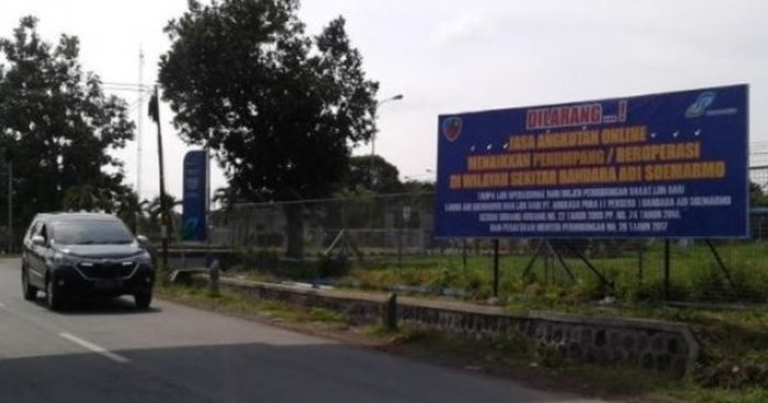 Spanduk larangan untuk angkutan berbasis online di kawasan bandara Adi Sumarmo, Solo