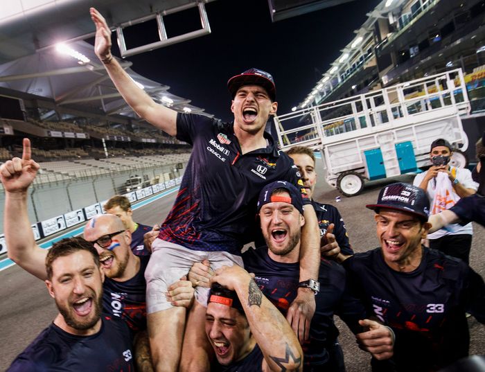 Max Verstappen pun berhasil meraih gelar juara dunia untuk pertama kalinya setelah menang pada balapan F1 Abu Dhabi 2021