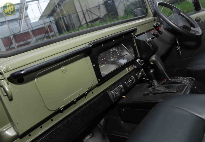 Kolom setir, speedometer, dan tuas transmisi dari Land Cruiser 80 series terpasang rapi pada interior M-715 ini. 