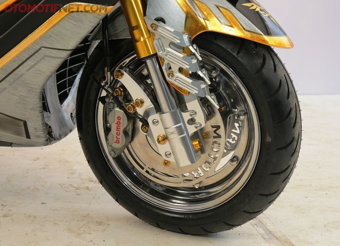 Cakram custom bertuliskan Hans Motor dan pelek custom terpasang di sok upside down Equinox terlihat apik di Yamaha NMAX