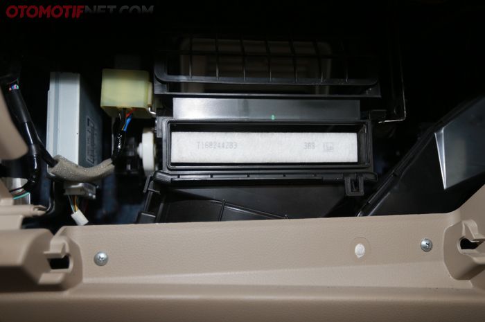 Selain rajin cek filter kabin, membersihkan Evaporator dari debu dan kotoran juga wajib diperhatikan.