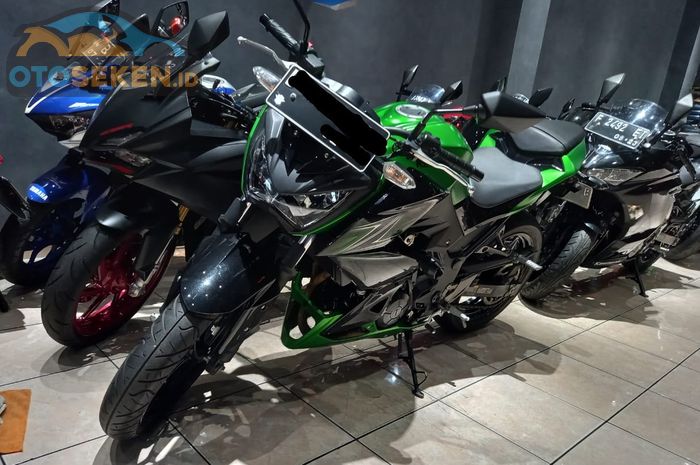 Kawasaki Z250 di showroom Jakarta Motorsport