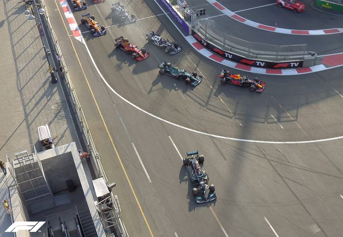  Lewis Hamilton melebar di tikungan pertama dan melorot ke posisi terakhir