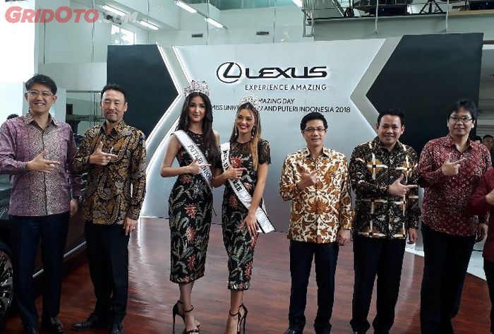 Jajaran BOD Lexus Indonesia berpose berama Miss Universe 2017 dan Putri Indonesia 2018