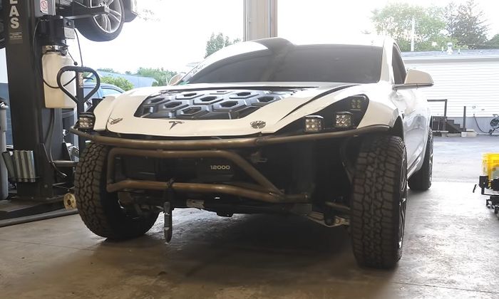 Tampilan depan modifikasi Tesla Model 3 bergaya off-road