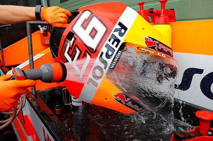 Alasan mekanik akan membongkar motor MotoGP tersebut menjadi beberapa bagian, bahkan hingga bagian terkecil sekalipun, untuk dicuci atau dibersihkan