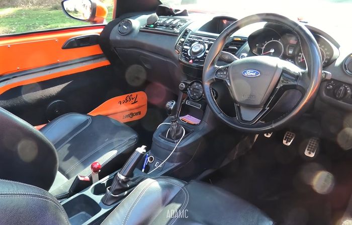 Kemasan interior modifikasi Ford Fiesta Mk7 amfibi