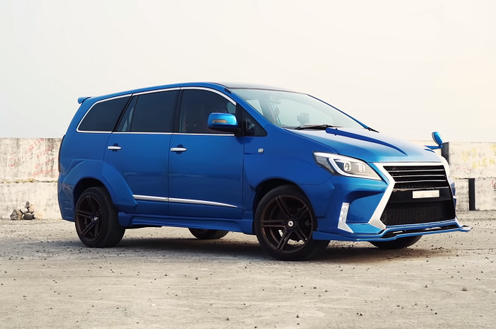 Modifikasi Toyota Kijang Innova berkelir biru plus body kit gambot