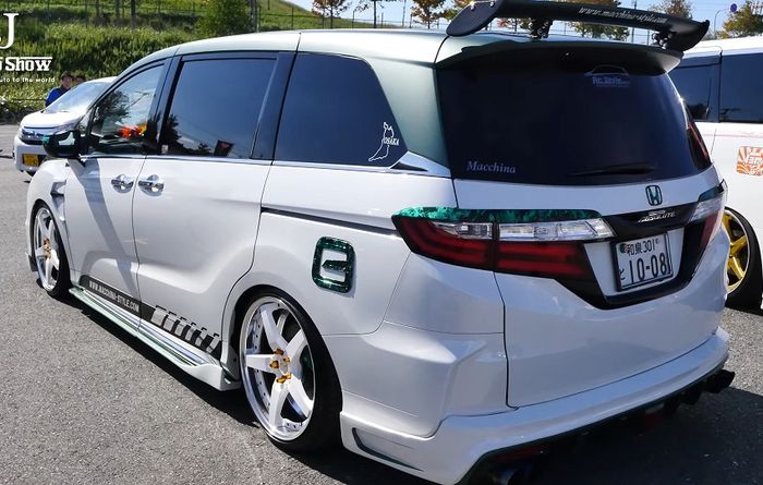 Tampilan belakang modifikasi Honda Odyssey tampil agresif gaya street racing