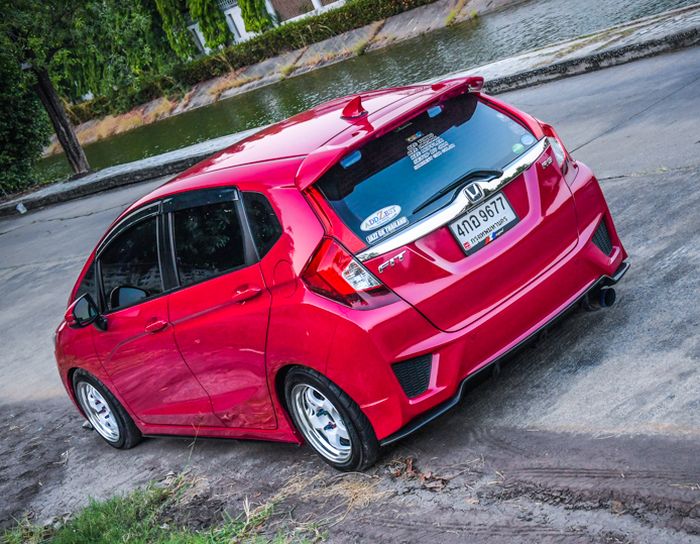 Modifikasi Honda Jazz GK5 ekspos aura sporty pakai body part Fit RS Jepang