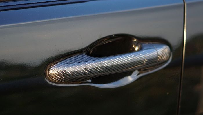 Semua handle pintu Innova Reborn ini juga dilapis carbon