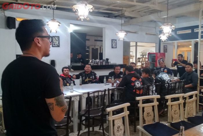 Yank dari Speedking Motorcycle ikut memberikan masukan di Sosialisasi Customaxi