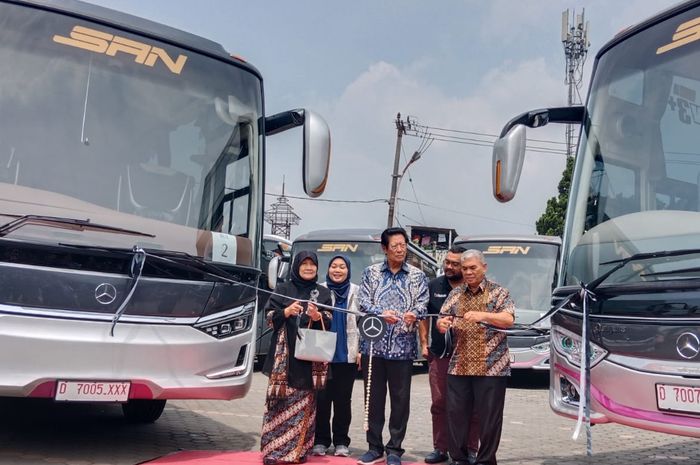 Simbolis peresmian 10-unit Mercedes-Benz OH 1526 yang akan menjadi armada baru PO SAN.