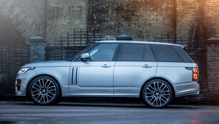 Tampilan samping Range Rover Vogue SE hasil garapan Kahn Design 