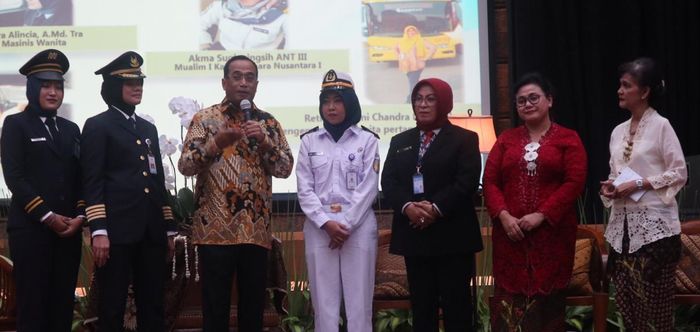 Ibu Roro, sopir wanita pertama Transjakarta, berpose bersama Menteri Perhubungan Budi Karya Sumadi, serta Masinis Wanita Tiara Alincia Fitri, Mualim I Kapal Camara Nusantara I PT Pelni Akma Sugianingsih, dan Pilot Wanita Pertama PT Garuda Indonesia Capt Ida Fikriyah