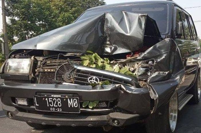 Kondisi Toyota Kijang pasca tabrakan dengan mobil boks