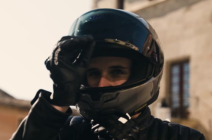 Alex Marquez dalam iklan SHoei NXR2.