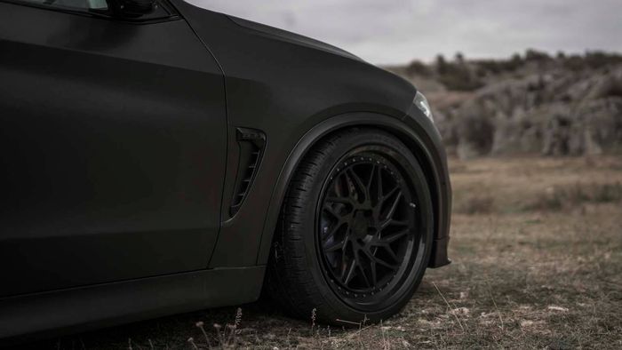 BMW X5 M pakai pelek Z-Performance ukuran 22 inci