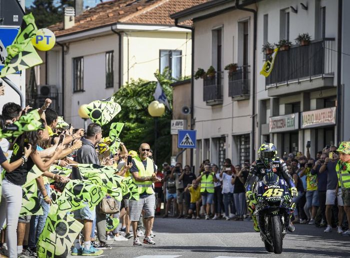 Rossi sukses mewujudkan salah satu impiannya sejak anak-anak, yakni mengendarai motor MotoGP miliknya untuk berkeliling Tavullia, kota tempat dirinya tumbuh dewasa dan kini tinggal