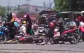 Berhenti Terlalu Dekat Sama Rel, Motor Rubuh Keserempet Kereta Lewat