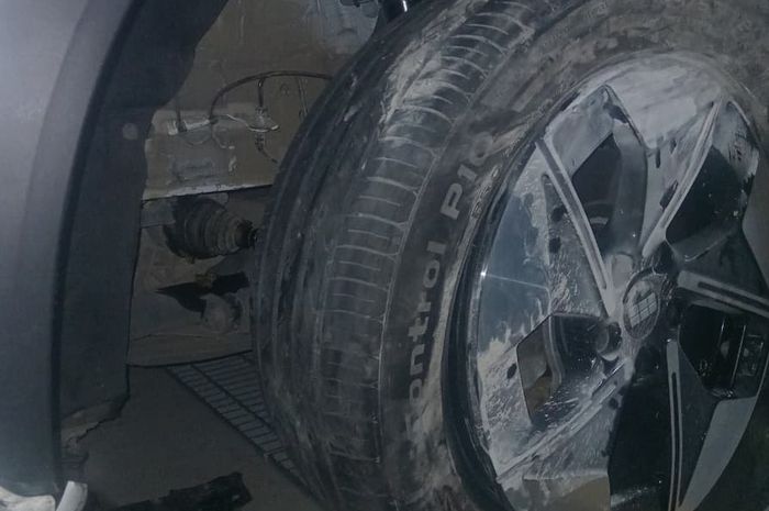 Kondisi Geely EX5 yang menghantam pembatas jalan di PIK